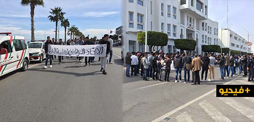  طلبة بني بوغافر يحتجون أمام عمالة الناظور للمطالبة بتوفير الدعم اللازم لحافلة النقل الجامعي