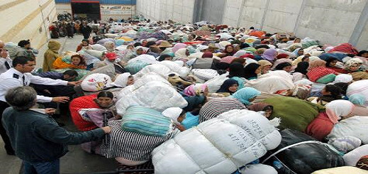 احتجاجات على سلطات مليلية بعد تقليص مدة إشتغال ممتهني التهريب المعيشي الى يومين احتجاجات على سلطات مليلية بعد تقليص مدة إشتغال ممتهني التهريب المعيشي الى يومين