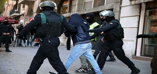 تفكيك شبكة لتهريب الحشيش واعتقال 9 من أعضائها وحجز سيارات وأموال وأسلحة تفكيك شبكة لتهريب الحشيش واعتقال 9 من أعضائها وحجز سيارات وأموال وأسلحة