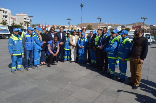 عامل الحسيمة ورئيس مجموعة جماعة النكور غيس يشرفان على تسليم شاحنات عصرية لجمع النفايات عامل الحسيمة ورئيس مجموعة جماعة النكور غيس يشرفان على تسليم شاحنات عصرية لجمع النفايات