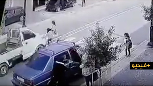 شاهدوا.. سائق طائش يدهس طفلة ويجرها لمسافة طويلة بإمزورن شاهدوا.. سائق طائش يدهس طفلة ويجرها لمسافة طويلة بإمزورن