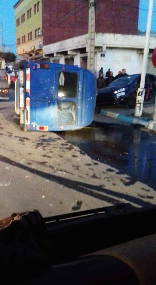 انقلاب سيارة محملة بزيت الزيتون وسط مدينة العروي انقلاب سيارة محملة بزيت الزيتون وسط مدينة العروي