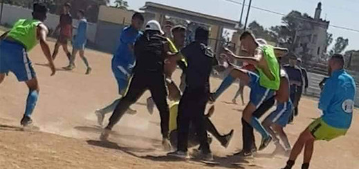 صور.. اعتداء وحشي على حكم مغربي من طرف فريق في بطولة الهواة يزلزل الفايسبوك صور.. اعتداء وحشي على حكم مغربي من طرف فريق في بطولة الهواة يزلزل الفايسبوك