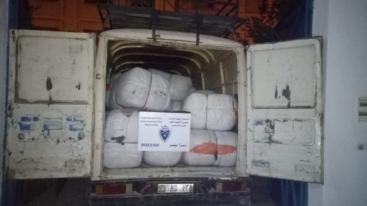 جمارك ميضار توقف سيارة محملة بثلاثة أطنان ونصف من الملابس المهربة جمارك ميضار توقف سيارة محملة بثلاثة أطنان ونصف من الملابس المهربة