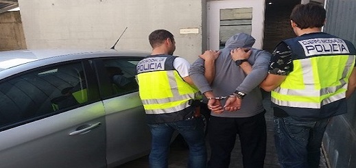 اعتقال مهاجر مغربي بإسبانيا بعد تورطه في تزوير أحذية رياضية اعتقال مهاجر مغربي بإسبانيا بعد تورطه في تزوير أحذية رياضية