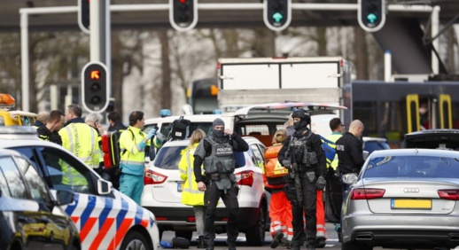 قتيل واحد على الأقل في إطلاق للنار على ترامواي بأوتريخت والشرطة تطوق المدينة بالمروحيات قتيل واحد على الأقل في إطلاق للنار على ترامواي بأوتريخت والشرطة تطوق المدينة بالمروحيات
