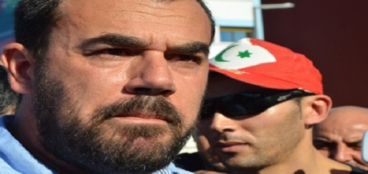 الزفزافي: أطراف "انتهازية" تحاول الركوب على حراك الريف تحت يافطات مشبوهة الزفزافي: أطراف "انتهازية" تحاول الركوب على حراك الريف تحت يافطات مشبوهة
