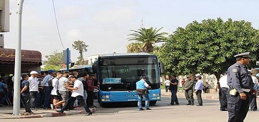 ساكنة زايو تحاصر حافلة للنقل الحضري في احتجاج صاخب ضد ارتفاع تسعيرة تذاكر التوصيلات ساكنة زايو تحاصر حافلة للنقل الحضري في احتجاج صاخب ضد ارتفاع تسعيرة تذاكر التوصيلات