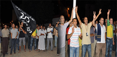 خرجة ليلية لحركة 20 فبراير بساحة مسجد لالة أمينة خرجة ليلية لحركة 20 فبراير بساحة مسجد لالة أمينة