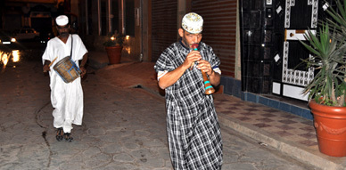 نفار يوقظ سكان الناظور على إيقاعات موسيقية خلال فترة السحور نفار يوقظ سكان الناظور على إيقاعات موسيقية خلال فترة السحور