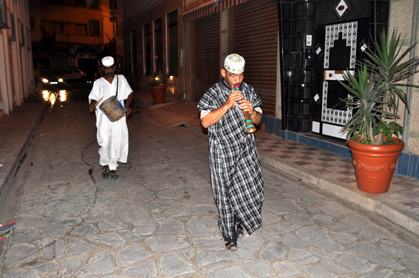 نفار يوقظ سكان الناظور على إيقاعات موسيقية خلال فترة السحور نفار يوقظ سكان الناظور على إيقاعات موسيقية خلال فترة السحور