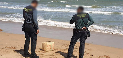 صور... استنفار أمني بمليلية بعد العثور على رزم من الحشيش المغربي في الشاطئ صور... استنفار أمني بمليلية بعد العثور على رزم من الحشيش المغربي في الشاطئ