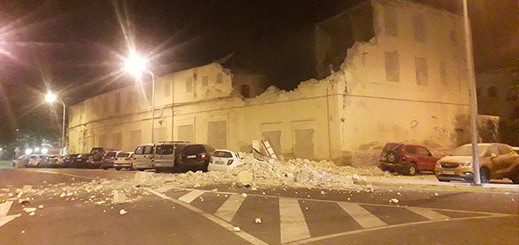 سقوط جدار بمدينة مليلية المحتلة بسبب الرياح القوية سقوط جدار بمدينة مليلية المحتلة بسبب الرياح القوية