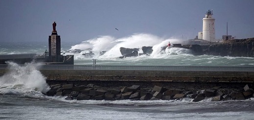 العواصف تشل حركة الرحلات البحرية بين شمال المغرب وجنوب إسبانيا
