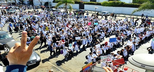النقابات عن أزمة "المتعاقدين": الحكومة والأغلبية تصبان الزيت على النار النقابات عن أزمة "المتعاقدين": الحكومة والأغلبية تصبان الزيت على النار