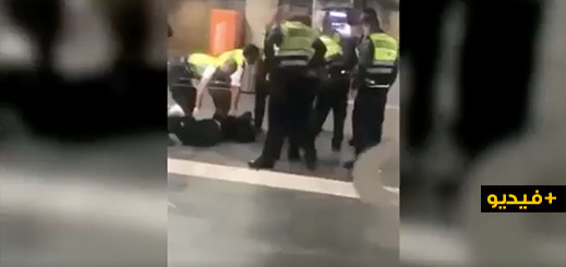 فيديو... تسعة حراس امن يعتدون على مهاجر مغربي حاول التسلل للقطار بدون تذكرة فيديو... تسعة حراس امن يعتدون على مهاجر مغربي حاول التسلل للقطار بدون تذكرة