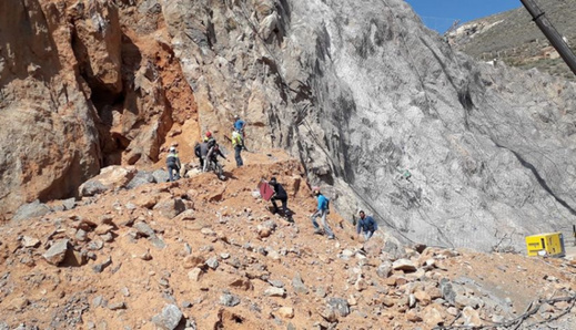سقوط جرافة من منحدر جبلي بميناء الحسيمة يسفر عن مصرع سائقها سقوط جرافة من منحدر جبلي بميناء الحسيمة يسفر عن مصرع سائقها