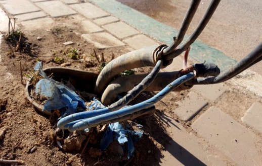 الدريوش.. أسلاك كهربائية مكشوفة تهدد حياة المارة ببن الطيب والمكتب الوطني يلعب دور المتفرج الدريوش.. أسلاك كهربائية مكشوفة تهدد حياة المارة ببن الطيب والمكتب الوطني يلعب دور المتفرج