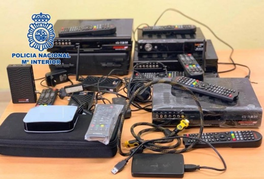 بالصور.. الشرطة تداهم مؤسسات فندقية بمليلية كانت تبث مباريات كرة القدم بشكل غير قانوني بالصور.. الشرطة تداهم مؤسسات فندقية بمليلية كانت تبث مباريات كرة القدم بشكل غير قانوني