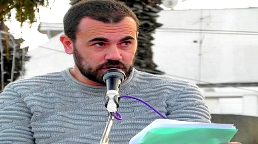 رسالة من داخل "عكاشة".. الزفزافي يحيي نضال الجزائريين بعد إسقاط العهدة الخامسة رسالة من داخل "عكاشة".. الزفزافي يحيي نضال الجزائريين بعد إسقاط العهدة الخامسة