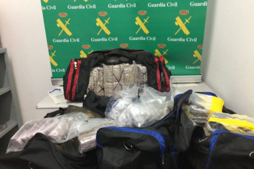 بالصور.. توقيف قارب صيد على متنه شحنة مهمة من الحشيش بالصور.. توقيف قارب صيد على متنه شحنة مهمة من الحشيش