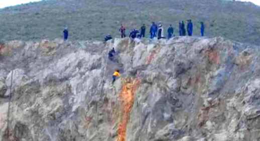 انتحار فتاة بعد نشر صورها شبه عارية على فايسبوك انتحار فتاة بعد نشر صورها شبه عارية على فايسبوك