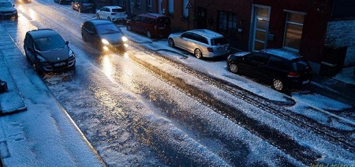 شاهدوا بالفيديو.. شوارع مدن بلجيكية تتحول الى أنهار من الجليد بسبب الثلوج