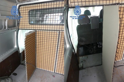 بالصور.. إحباط محاولة تهريب 3 مهاجرين من دول جنوب الصحراء بواسطة سيارة نفعية يقودها مغربي بالصور.. إحباط محاولة تهريب 3 مهاجرين من دول جنوب الصحراء بواسطة سيارة نفعية يقودها مغربي