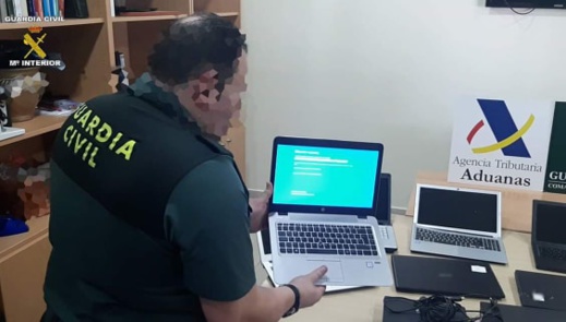 الحرس المدني بمليلية يعتقل مغربيا قام بـ 14 عملية سطو و بحوزته أجهزة بقيمة تجاوزت 14 ألف يورو الحرس المدني بمليلية يعتقل مغربيا قام بـ 14 عملية سطو و بحوزته أجهزة بقيمة تجاوزت 14 ألف يورو