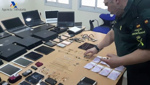 الحرس المدني بمليلية يعتقل مغربيا قام بـ 14 عملية سطو و بحوزته أجهزة بقيمة تجاوزت 14 ألف يورو الحرس المدني بمليلية يعتقل مغربيا قام بـ 14 عملية سطو و بحوزته أجهزة بقيمة تجاوزت 14 ألف يورو