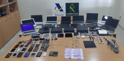 الحرس المدني بمليلية يعتقل مغربيا قام بـ 14 عملية سطو و بحوزته أجهزة بقيمة تجاوزت 14 ألف يورو الحرس المدني بمليلية يعتقل مغربيا قام بـ 14 عملية سطو و بحوزته أجهزة بقيمة تجاوزت 14 ألف يورو