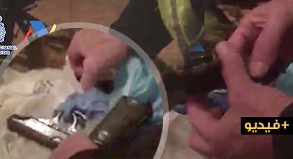 شاهدوا بالفيديو.. مداهمة "حضانة" عثر في داخلها على طنين من الحشيش وأسلحة شاهدوا بالفيديو.. مداهمة "حضانة" عثر في داخلها على طنين من الحشيش وأسلحة