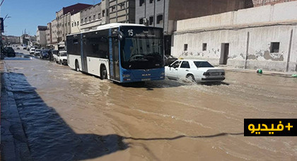 انفجار أنبوب مائي يتسبب في إغراق الشارع الرئيسي بين "جعدار" والناظور وسط استياء الساكنة والسائقين