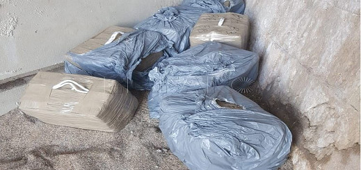 العثور على 240 كلغ من بالات "حشيش" تخلص منها مهربون في الشاطئ خلال عملية تهريب فاشلة العثور على 240 كلغ من بالات "حشيش" تخلص منها مهربون في الشاطئ خلال عملية تهريب فاشلة
