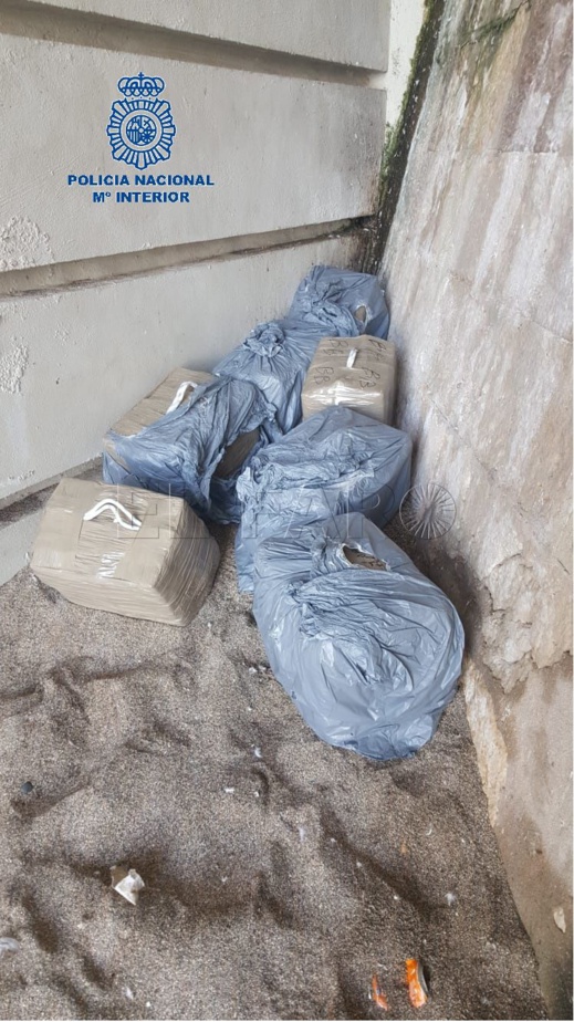 العثور على 240 كلغ من بالات "حشيش" تخلص منها مهربون في الشاطئ خلال عملية تهريب فاشلة