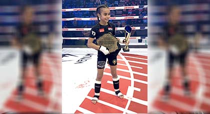 إبنة الشرق "أميرة الطاهري" الملقبة بالفتاة الأعجوبة تحرز مجددا لقب بطلة العالم للكيك بوكسينغ إبنة الشرق "أميرة الطاهري" الملقبة بالفتاة الأعجوبة تحرز مجددا لقب بطلة العالم للكيك بوكسينغ