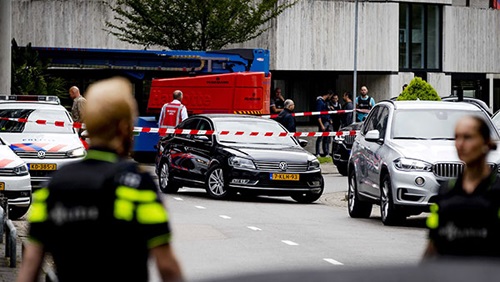 الشرطة الهولندية تلقي القبض على شخصين يشتبه في تصفيتهما لشاب مغربي رميا بالرصاص الشرطة الهولندية تلقي القبض على شخصين يشتبه في تصفيتهما لشاب مغربي رميا بالرصاص