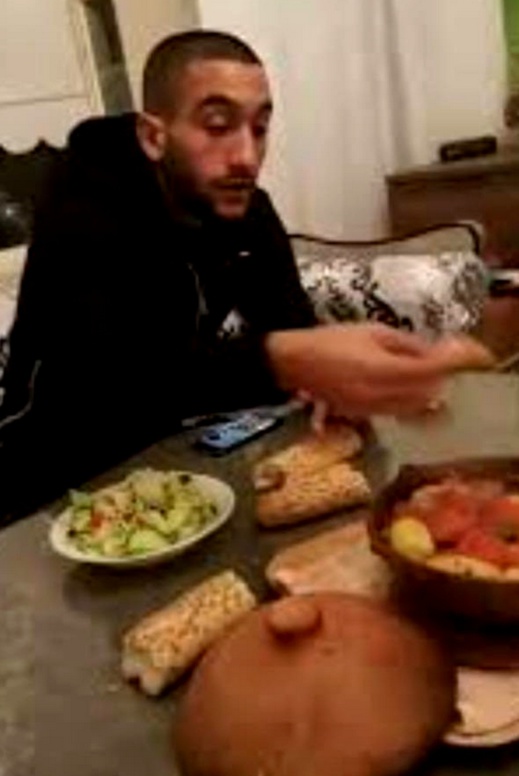 صورة "وجبة الطاجين" للنجم الريفي حكيم زياش مع والدته تشعل مواقع التواصل الاجتماعي صورة "وجبة الطاجين" للنجم الريفي حكيم زياش مع والدته تشعل مواقع التواصل الاجتماعي