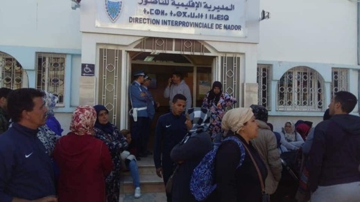 تشديد الرقابة الجمركية على ممتهني التهريب المعيشي يشعل احتجاج "الحمالات" ببني انصار تشديد الرقابة الجمركية على ممتهني التهريب المعيشي يشعل احتجاج "الحمالات" ببني انصار