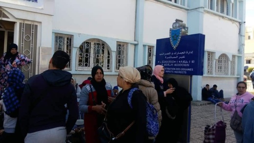 تشديد الرقابة الجمركية على ممتهني التهريب المعيشي يشعل احتجاج "الحمالات" ببني انصار تشديد الرقابة الجمركية على ممتهني التهريب المعيشي يشعل احتجاج "الحمالات" ببني انصار