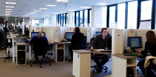 الشرطة تحقق مع 100 من مسيري ومستخدمي مراكز النداء للاشتباه بقرصنة المكالمات والنصب الشرطة تحقق مع 100 من مسيري ومستخدمي مراكز النداء للاشتباه بقرصنة المكالمات والنصب