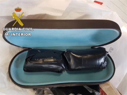 بالصور.. توقيف شخص حاول تهريب المخدرات داخل علبة خاصة بالنظارات بالصور.. توقيف شخص حاول تهريب المخدرات داخل علبة خاصة بالنظارات