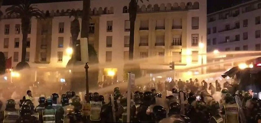 شاهدوا بالفيديو.. فض اعتصام ليلي للأساتذة المتعاقدين أمام البرلمان بخراطيم المياه شاهدوا بالفيديو.. فض اعتصام ليلي للأساتذة المتعاقدين أمام البرلمان بخراطيم المياه