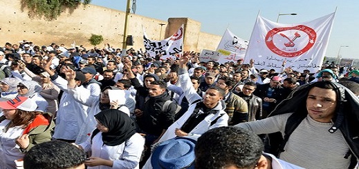 أساتذة "التعاقد" يقررون تعليق الإضراب والعودة إلى الأقسام بدءا من الإثنين القادم أساتذة "التعاقد" يقررون تعليق الإضراب والعودة إلى الأقسام بدءا من الإثنين القادم