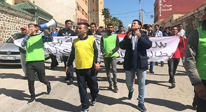 أهالي بني شيكر يحتجون للمطالبة بإعادة فتح مسجد النور في وجه المصلين 