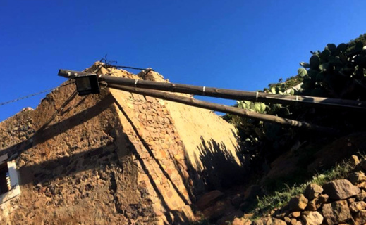 خطير.. سقوط أعمدة كهربائية بحي "لقرمود" ببني انصار والساكنة تطالب المكتب الوطني للكهرباء التدخل خطير.. سقوط أعمدة كهربائية بحي "لقرمود" ببني انصار والساكنة تطالب المكتب الوطني للكهرباء التدخل