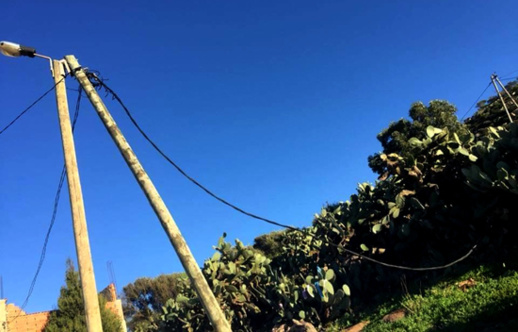 خطير.. سقوط أعمدة كهربائية بحي "لقرمود" ببني انصار والساكنة تطالب المكتب الوطني للكهرباء التدخل خطير.. سقوط أعمدة كهربائية بحي "لقرمود" ببني انصار والساكنة تطالب المكتب الوطني للكهرباء التدخل