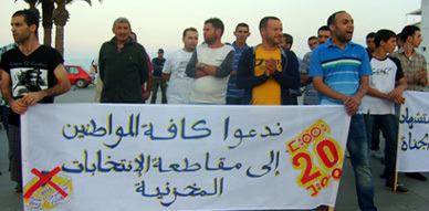 وقفة احتجاجية لحركة 20 فبراير تضامنا مع ضحايا "الاحد الأسود" وقفة احتجاجية لحركة 20 فبراير تضامنا مع ضحايا "الاحد الأسود"