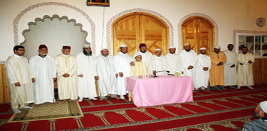 مرتادو مسجد النصر بإقليم الدريوش يحتفون بطفل حفظ القرآن الكريم مرتادو مسجد النصر بإقليم الدريوش يحتفون بطفل حفظ القرآن الكريم