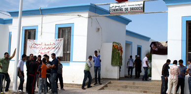 طلبة الدرويش يؤكدون على أن رئيس المجلس البلدي هو المعرقل الوحيد لحل مشكل النقل صوب كلية سلوان طلبة الدرويش يؤكدون على أن رئيس المجلس البلدي هو المعرقل الوحيد لحل مشكل النقل صوب كلية سلوان